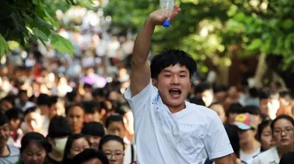 看看外媒报道中国高考的用词，目测已被吓坏