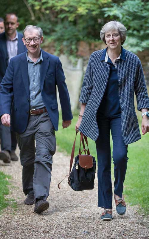 英国首相：鞋子是最爱，对鼻子不满意