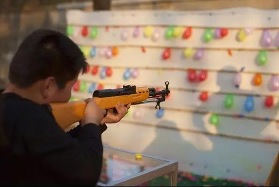 天津大妈街头摆射击摊 却因非法持枪罪获刑
