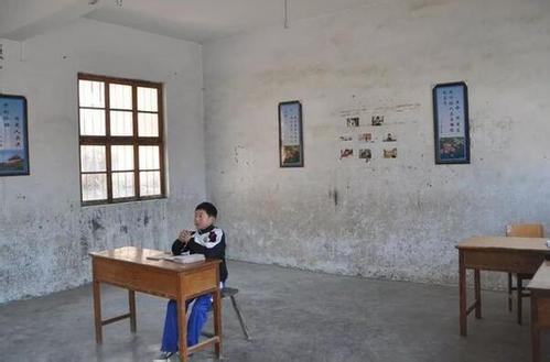 双语新闻  最孤独的学校