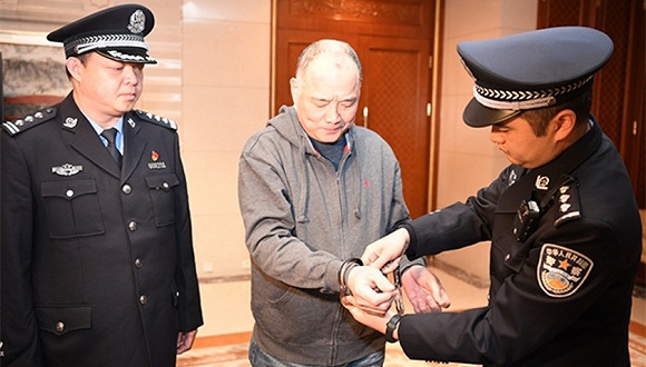 红色通缉令逃犯郑泉官被从美国强制遣返