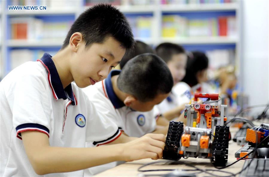 AI从娃娃抓起：全国首套人工智能教材明年进入中小学