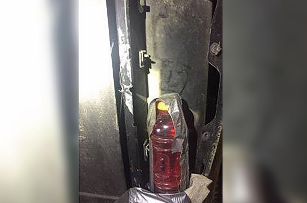 卡车司机逃避罚单，用红色饮料代替坏掉的尾灯