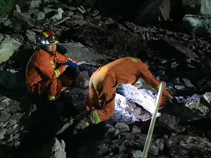 中国西南部岩石崩塌：发现12具尸体，5人仍失踪
