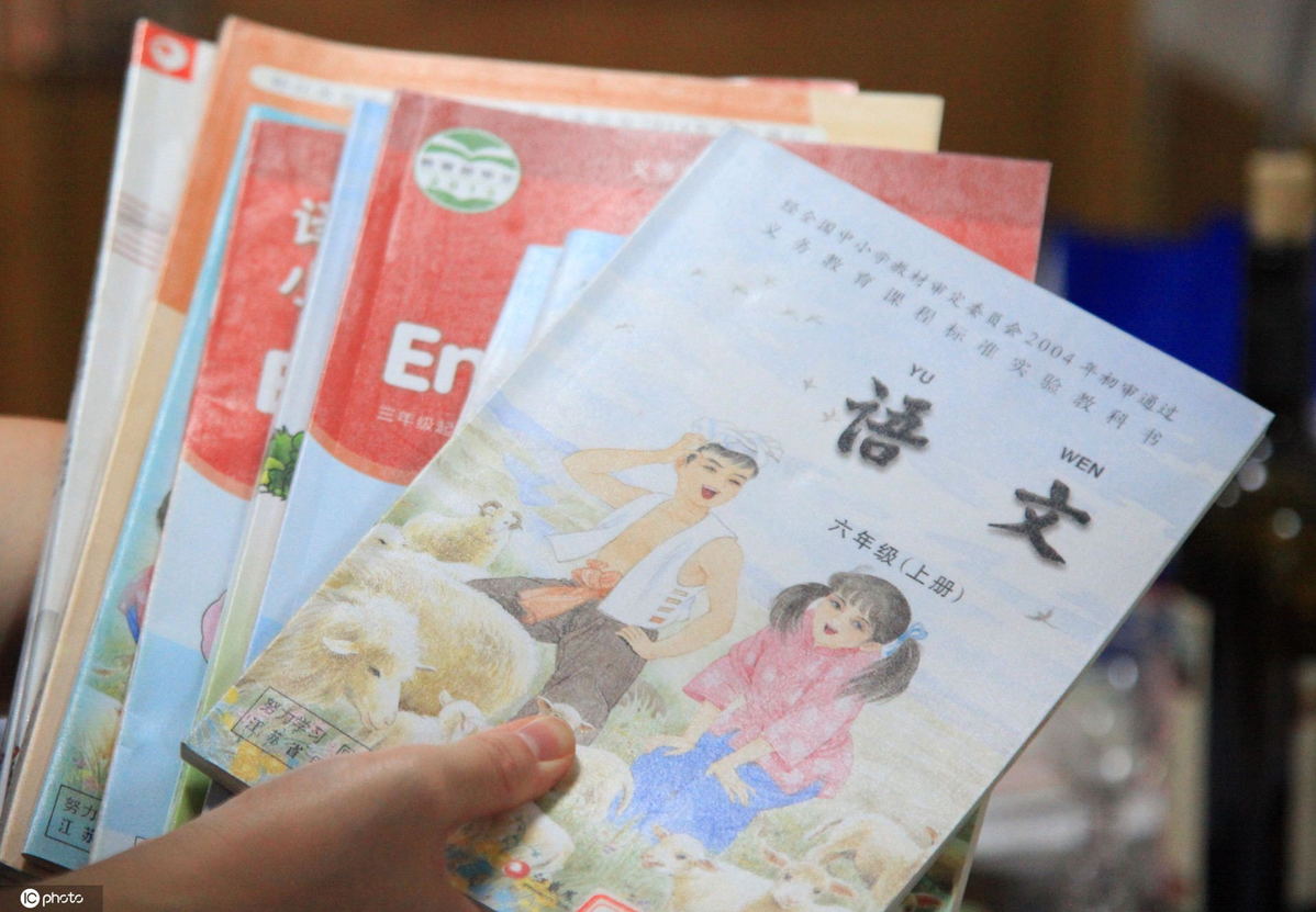 教育部等四部门：中小学校不得强制学生使用塑料书皮